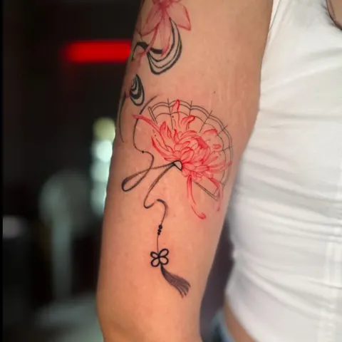 Kırmızı örümcek zambağı ve yelpaze fine line dövme, kol